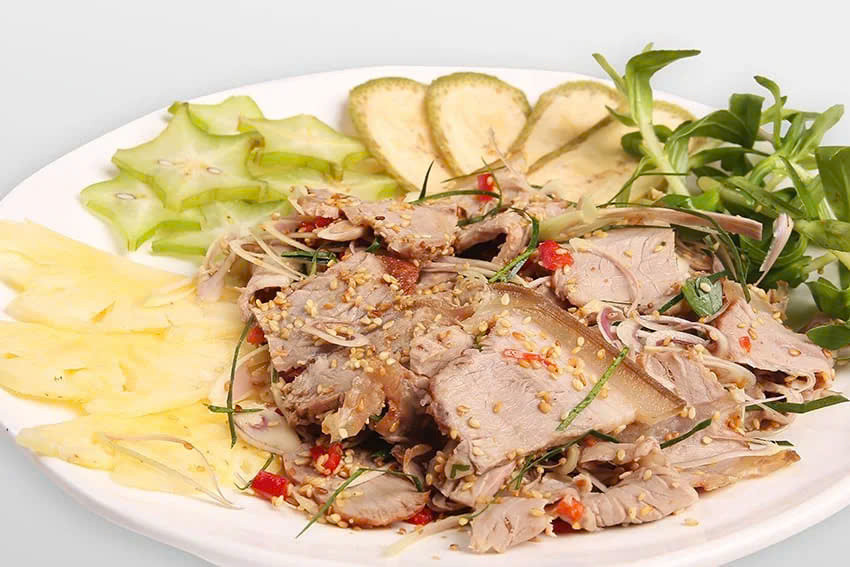 Cách chế biến dê tái chanh cũng vô cùng độc đáo: thịt dê được thái mỏng, hấp sơ để giữ độ ngọt rồi trộn đều với nước cốt chanh, tỏi, ớt, tiêu, lá chanh và mè rang. Ảnh Internet