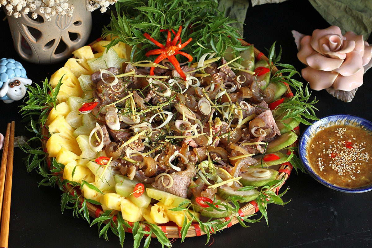 Dù thưởng thức tại nhà hàng hay các quán ăn địa phương, thực khách đều có thể cảm nhận rõ hương vị đặc trưng và sự tinh tế trong cách chế biến dê tái chanh. Ảnh Internet