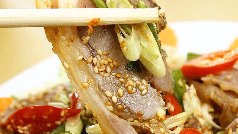 Taste Atlas nhận định dê tái chanh là một món ăn mang đậm tính vùng miền, thể hiện được sự sáng tạo và tinh tế trong ẩm thực Việt. Ảnh Internet