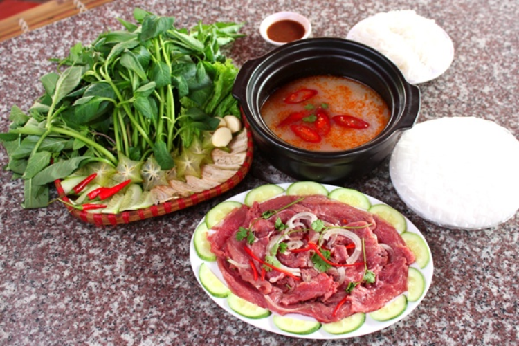 Ngoài dê tái chanh, đặc sản dê núi Ninh Bình có thể nấu đến 20 món ăn khác nhau như nhúng mẻ, xúp, xào sả ớt, nướng mọi, tiết canh, áp chảo, hầm, hấp, lẩu,... Ảnh Internet