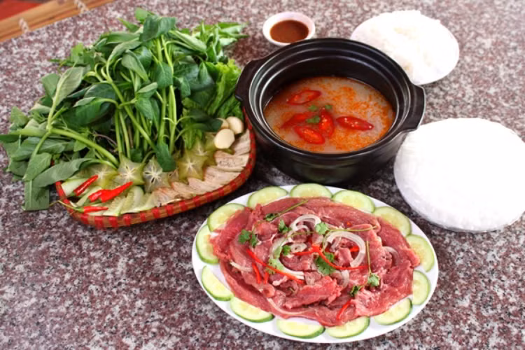 Ngoài dê tái chanh, đặc sản dê núi Ninh Bình có thể nấu đến 20 món ăn khác nhau như nhúng mẻ, xúp, xào sả ớt, nướng mọi, tiết canh, áp chảo, hầm, hấp, lẩu,... Ảnh Internet