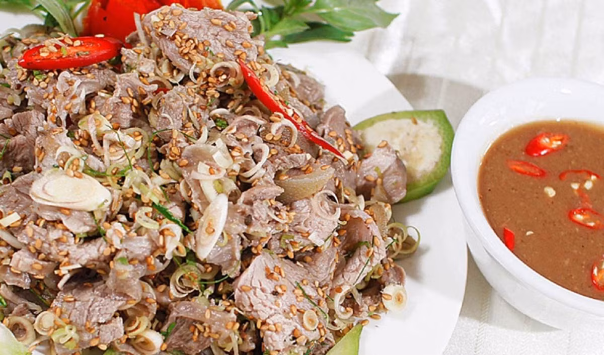 Nhờ nguồn thức ăn tự nhiên như cỏ dại, lá thuốc và địa hình đồi núi, thịt dê ở đây săn chắc, ít mỡ và thơm hơn so với các vùng khác. Ảnh Internet