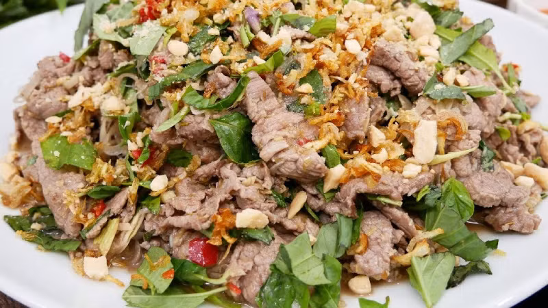  Dê tái chanh là một trong những món ăn nổi bật của vùng đất Ninh Bình – nơi nổi tiếng với thịt dê núi được chăn thả tự nhiên trên các dãy đá vôi. Ảnh Internet