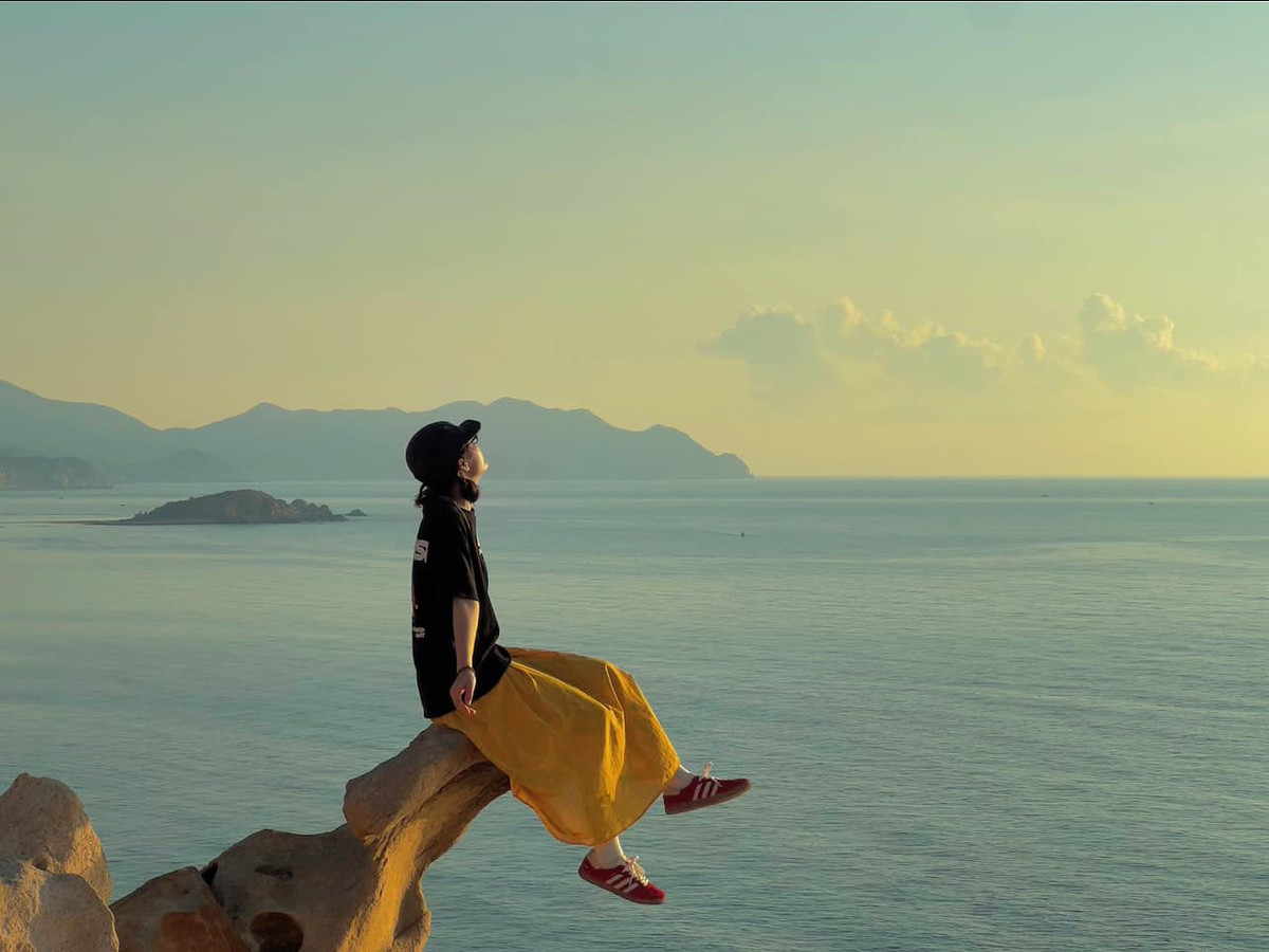 Đường đến đây tuy không quá xa trung tâm thành phố Phan Rang – Tháp Chàm, nhưng cần đi bộ hoặc leo nhẹ qua các lối mòn, rặng cây ven biển. Chính điều này khiến nơi đây trở nên yên bình và tách biệt, thích hợp cho những ai muốn “trốn phố”, tìm về thiên nhiên. Ảnh Hoàng Thị Phương