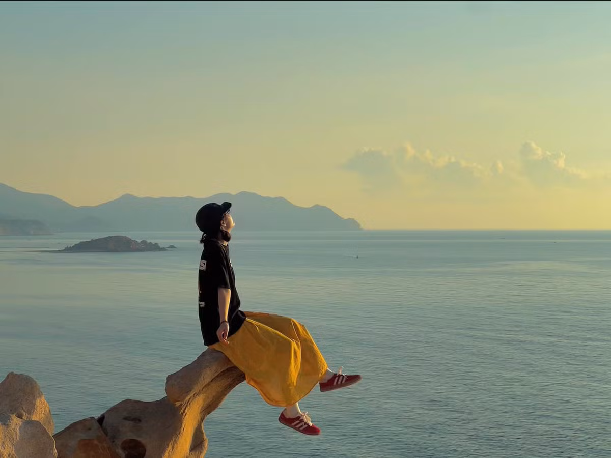 Đường đến đây tuy không quá xa trung tâm thành phố Phan Rang – Tháp Chàm, nhưng cần đi bộ hoặc leo nhẹ qua các lối mòn, rặng cây ven biển. Chính điều này khiến nơi đây trở nên yên bình và tách biệt, thích hợp cho những ai muốn “trốn phố”, tìm về thiên nhiên. Ảnh Hoàng Thị Phương