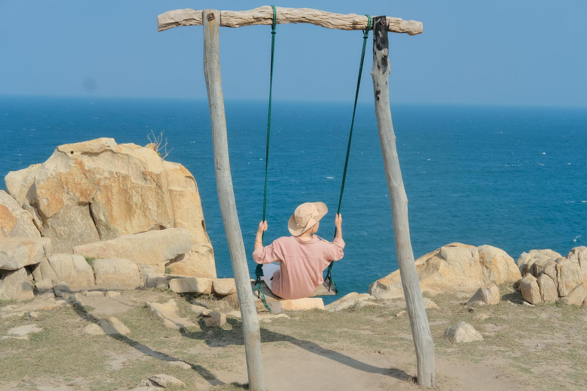 Tiếng sóng vỗ rì rào, tiếng gió vi vu bên những khối đá xưa cũ đủ để xoa dịu tâm trí, giúp bạn cân bằng sau những ngày bộn bề. Ảnh Nguyễn Đức Thủ