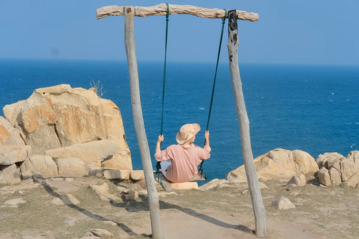 Tiếng sóng vỗ rì rào, tiếng gió vi vu bên những khối đá xưa cũ đủ để xoa dịu tâm trí, giúp bạn cân bằng sau những ngày bộn bề. Ảnh Nguyễn Đức Thủ