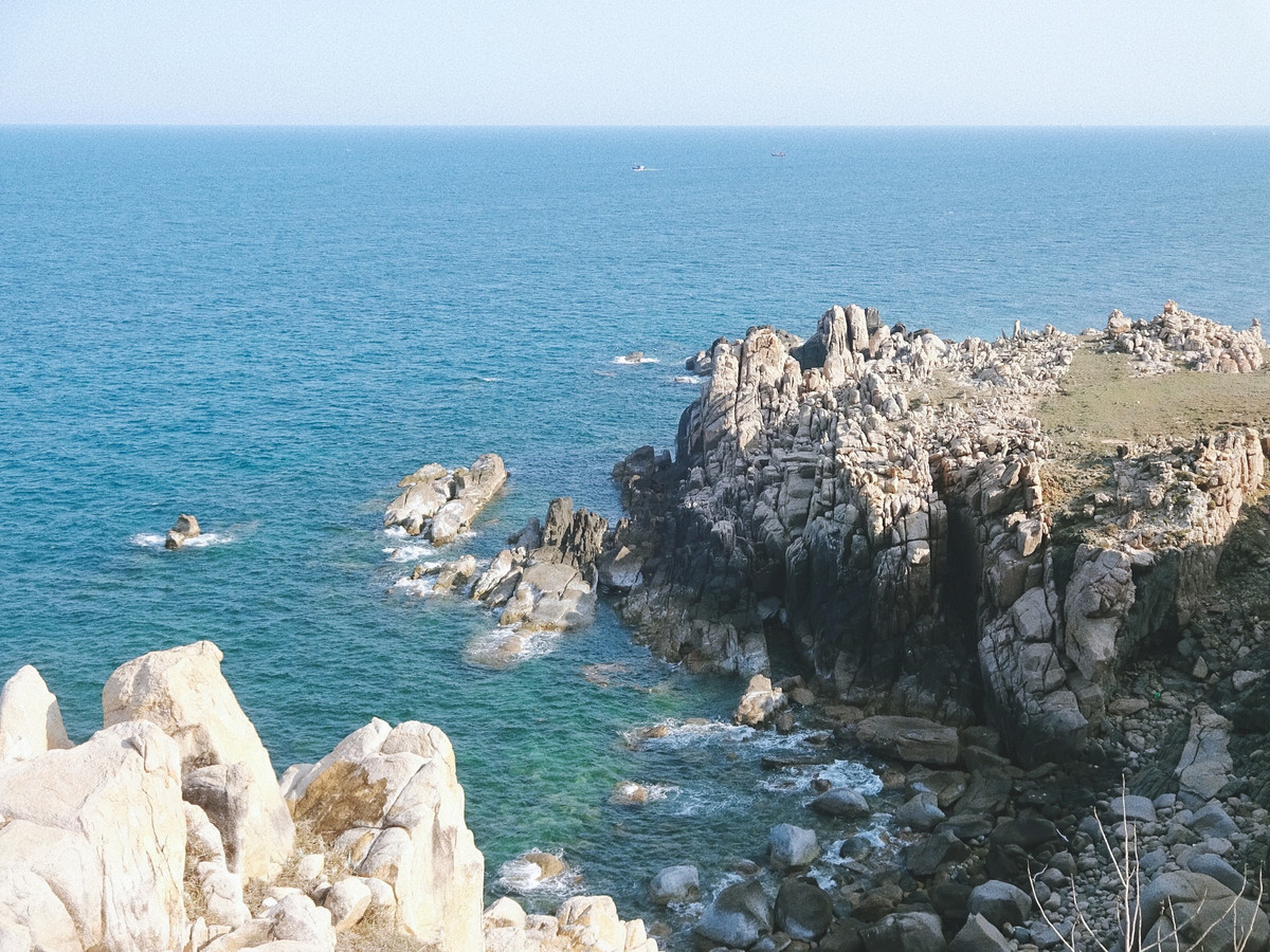 Có khối đá giống như chú rùa đang bò ra biển, khối khác trông như con sư tử nằm phục, hay cả những tảng đá cao chênh vênh tạo nên khung hình độc đáo khiến dân phượt và giới nhiếp ảnh mê mẩn. Tất cả tạo nên một không gian đầy tính nghệ thuật giữa khung cảnh thiên nhiên nguyên sơ. Ảnh Nguyễn Đức Thủ