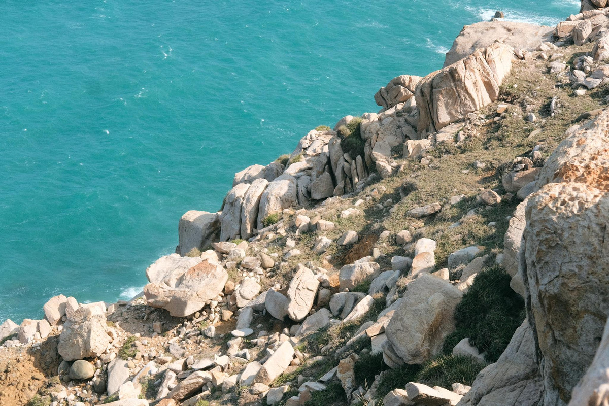 Nơi đây được thiên nhiên “nhào nặn” qua hàng triệu năm để tạo nên những khối đá khổng lồ, mang hình thù lạ mắt và rải rác như một bảo tàng điêu khắc khổng lồ giữa lòng thiên nhiên. Ảnh Nguyễn Đức Thủ