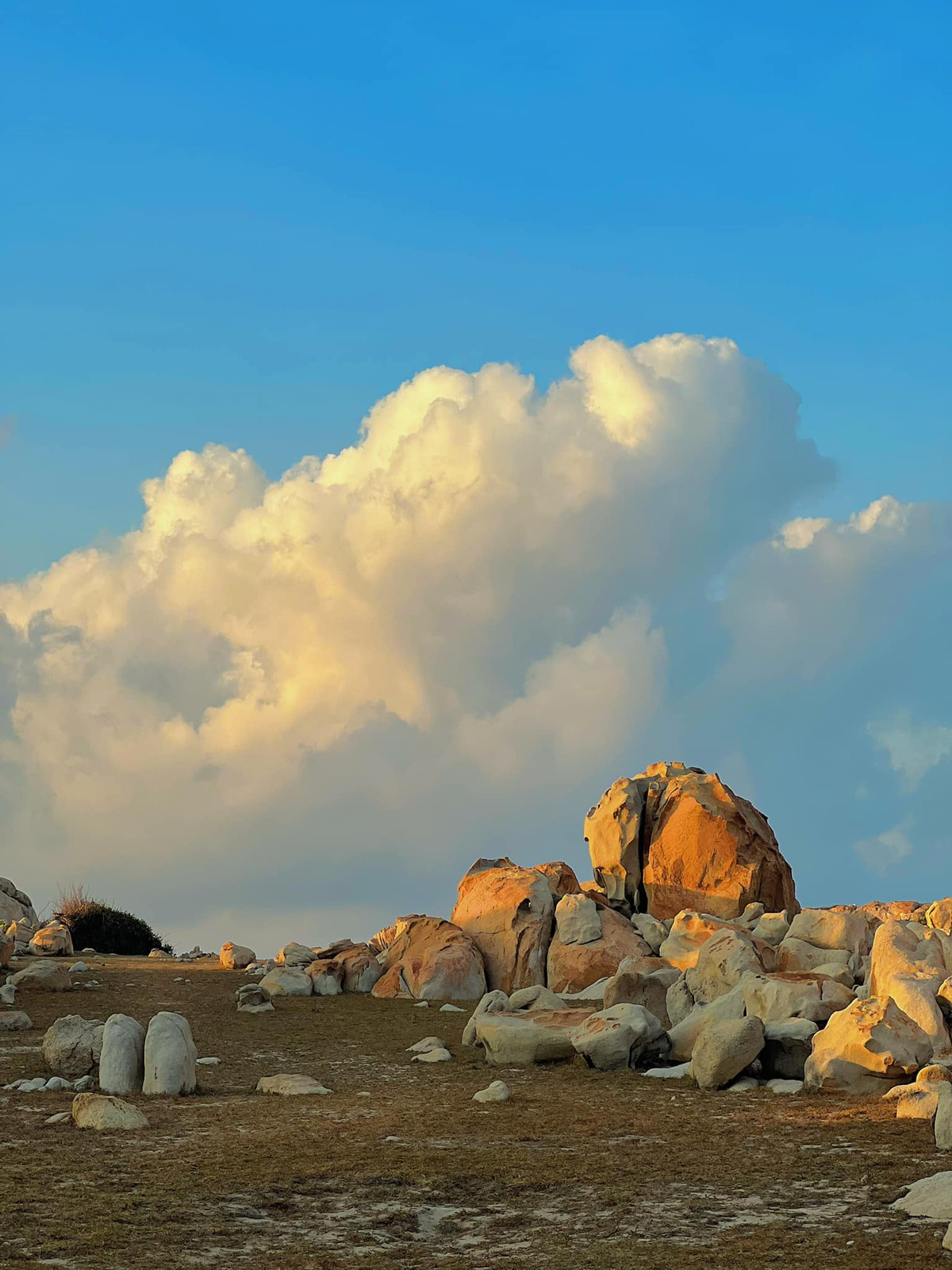 Vì còn khá hoang sơ, du khách nên chuẩn bị kỹ trước khi đến: mang theo nước, mũ nón, giày thể thao, kem chống nắng và đồ ăn nhẹ nếu dự định lưu lại lâu. Đặc biệt, hãy giữ gìn vệ sinh, không xả rác và không tác động đến các khối đá để bảo vệ vẻ đẹp thiên nhiên vốn có của nơi đây.