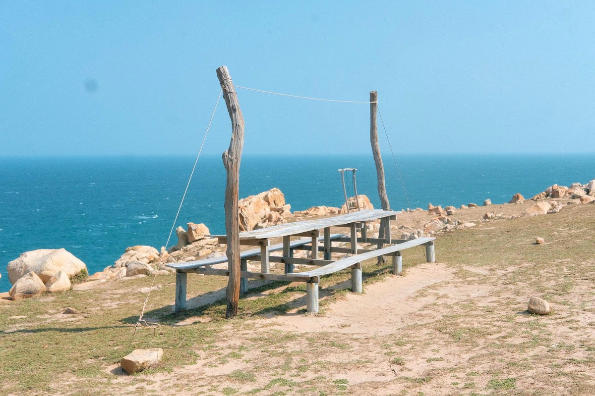 Đặc biệt, vào sáng sớm hoặc chiều muộn, ánh nắng nhẹ chiếu rọi xuống các khối đá tạo nên hiệu ứng thị giác ấn tượng – một “phim trường thiên nhiên” lý tưởng cho những bộ ảnh đậm chất hoang dã, nghệ thuật. Ảnh Nguyễn Đức Thủ