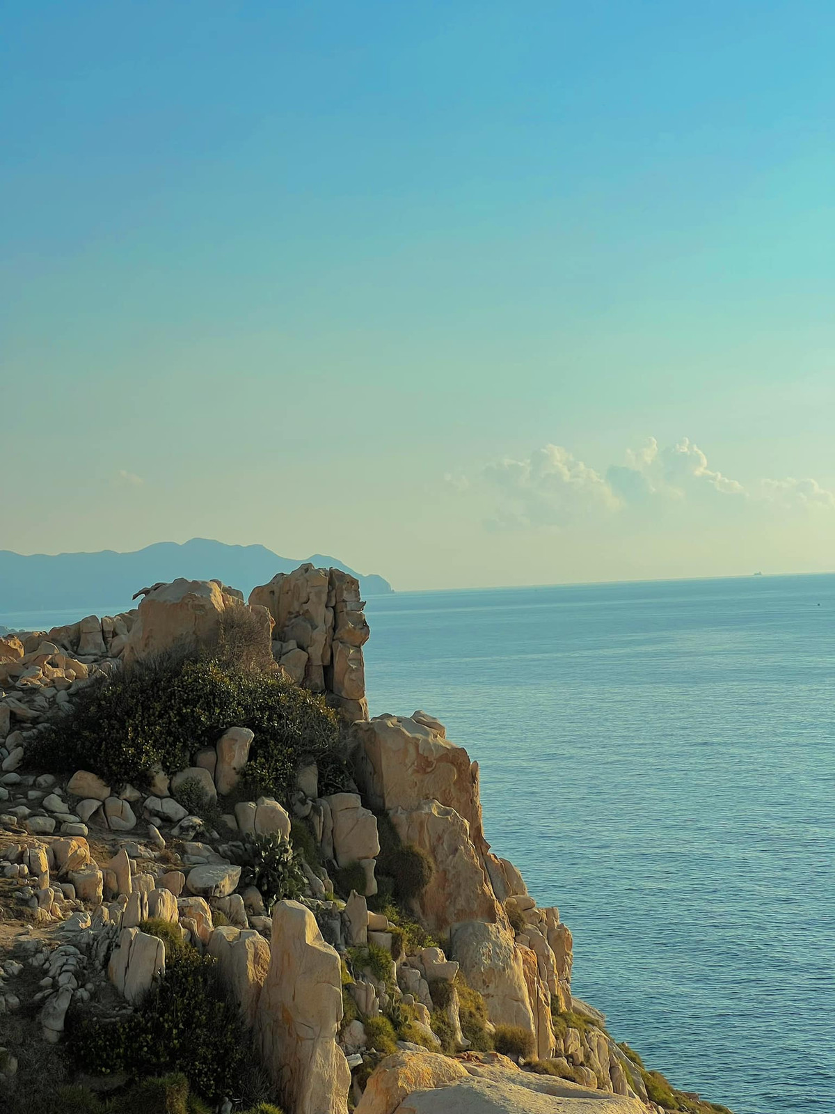 Không có các dịch vụ du lịch rầm rộ, công viên đá Ninh Thuận gần như giữ trọn vẻ đẹp nguyên bản.