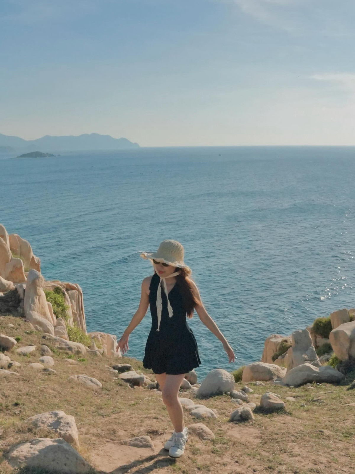 Công viên đá Ninh Thuận là minh chứng cho vẻ đẹp tự nhiên đầy kỳ bí và hoang dã. Nếu bạn đang tìm kiếm một địa điểm vừa lạ, vừa đẹp để “trốn phố” và nạp lại năng lượng tinh thần, hãy một lần đặt chân đến đây – nơi thiên nhiên và sự tĩnh lặng giao hòa trong từng khối đá. Ảnh Vi Đây