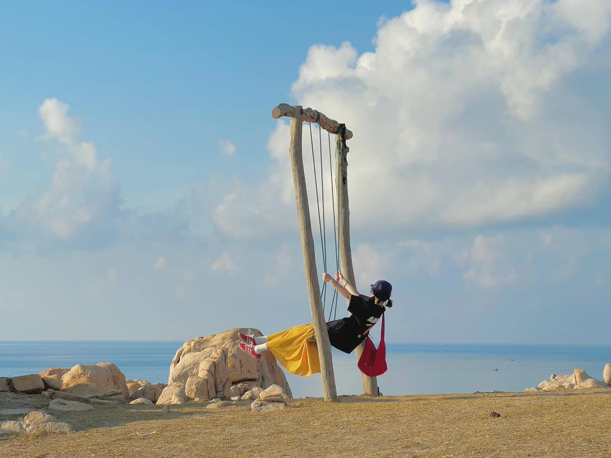 Không chỉ là nơi chụp ảnh, công viên đá còn là không gian lý tưởng cho hoạt động dã ngoại, nghỉ ngơi hoặc chỉ đơn giản là ngồi lặng ngắm biển trời bao la. Ảnh Hoàng Thị Phương