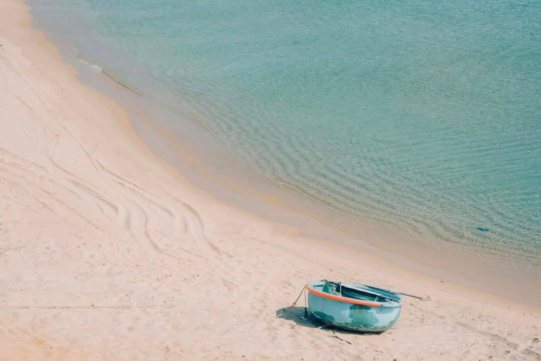 Dù không có những bãi biển đông đúc người tắm như nhiều khu du lịch khác, Mũi Dinh lại đem đến cho du khách một không gian yên tĩnh, như để người ta tìm thấy sự bình yên trong tâm hồn.
