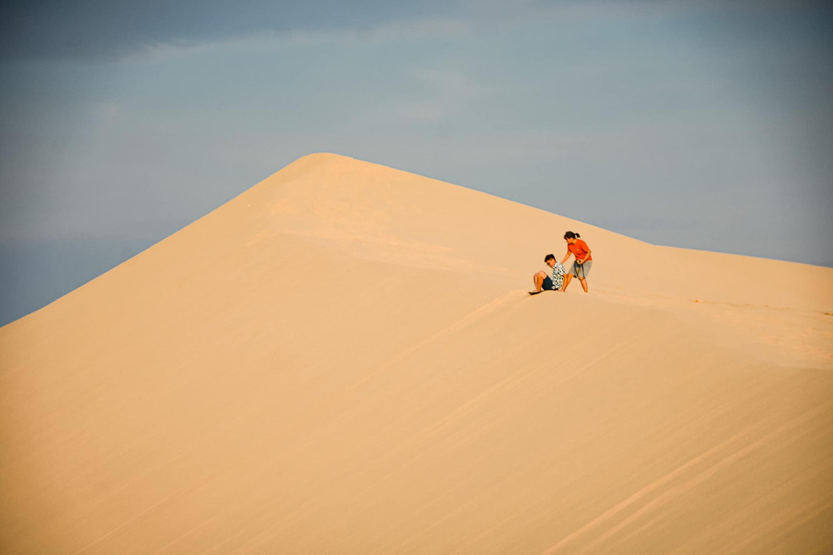Nơi đây, không có sự ồn ào của đô thị, không có sự náo nhiệt của những bãi biển đông đúc. Thay vào đó là một không gian thanh tịnh, tĩnh lặng, cho phép du khách hòa mình vào vẻ đẹp của đất trời, tìm lại sự bình yên trong tâm hồn. Ảnh Internet