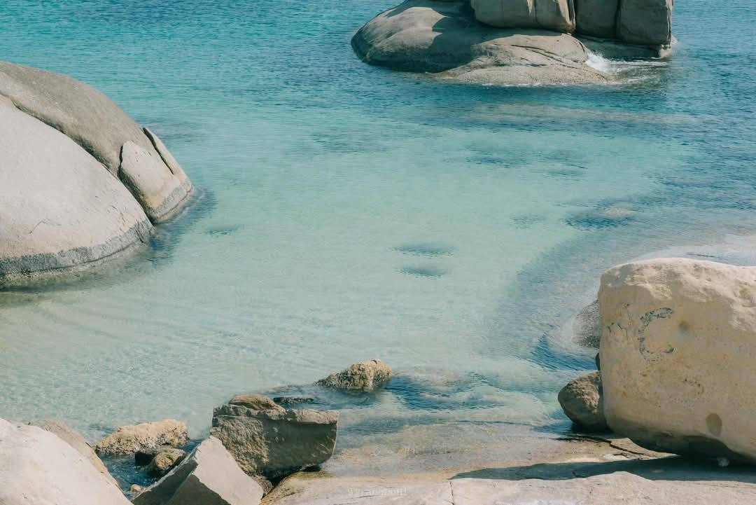 Những buổi sáng sớm tại Mũi Dinh, khi ánh bình minh vừa lên, là thời điểm lý tưởng để đắm chìm trong vẻ đẹp tĩnh lặng của biển.