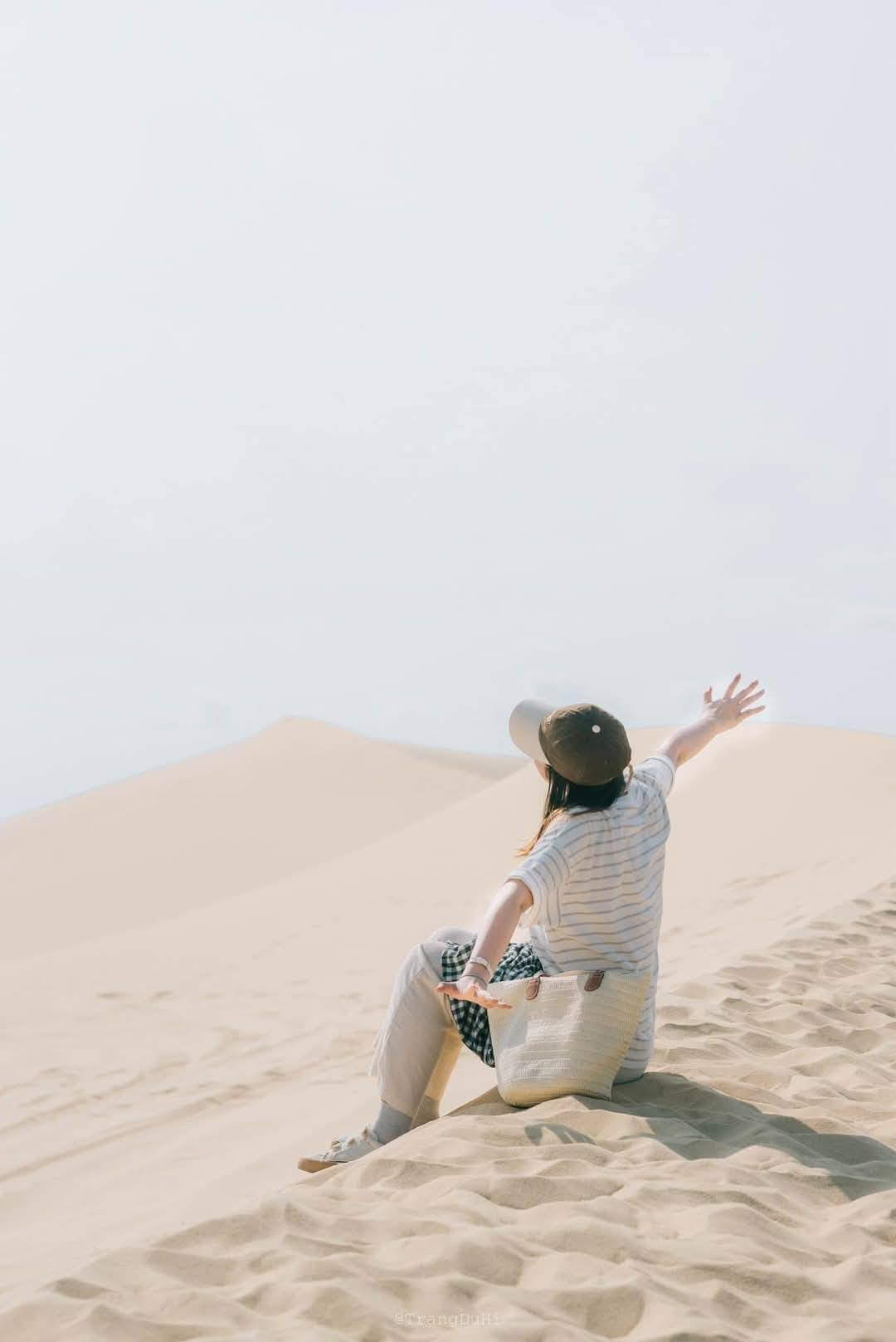 Dù không có quá nhiều dịch vụ du lịch, nhưng chính sự hoang sơ và yên tĩnh là yếu tố khiến Mũi Dinh trở thành một điểm đến lý tưởng cho những ai muốn tìm kiếm một không gian riêng tư, thoát khỏi ồn ào và nhịp sống hối hả.