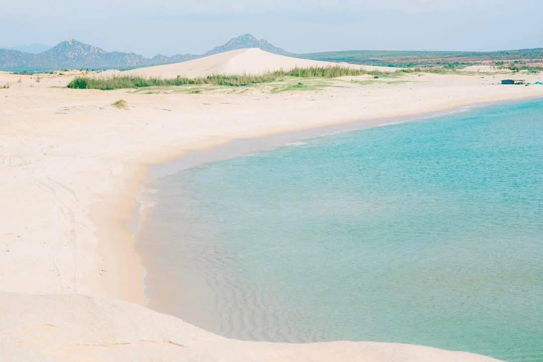 Điều làm nên sức hút của Mũi Dinh chính là sự kết hợp hài hòa giữa biển cả bao la và những đồi cát mênh mông. Ảnh Nguyen Minh Hue