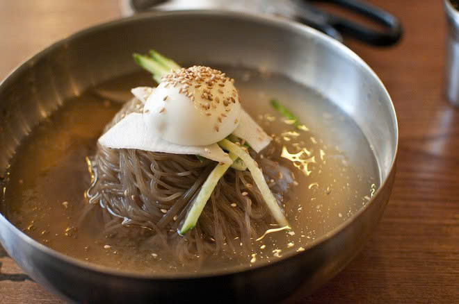 Naengmyeon là món ăn phổ biến và được yêu thích ở Hàn Quốc, đặc biệt trong những tháng hè nóng nực. Ảnh Internet