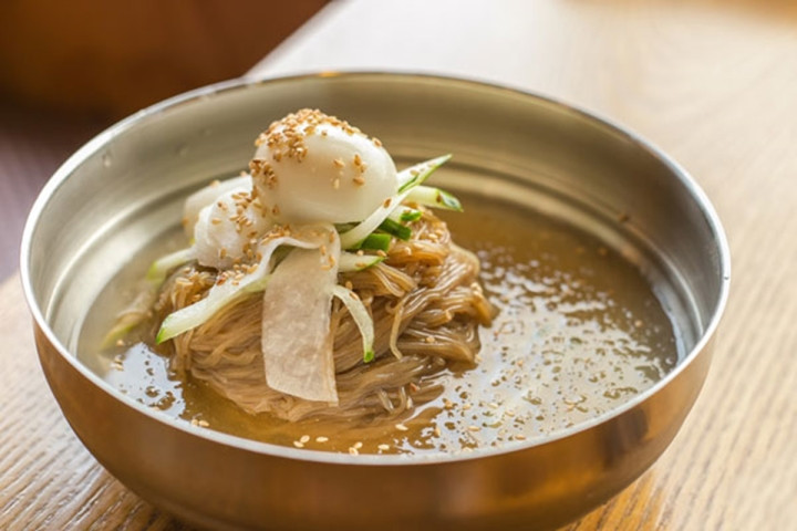 Mì lạnh (Naengmyeon) không chỉ là món ăn giải nhiệt lý tưởng mà còn là một phần không thể thiếu trong văn hóa ẩm thực Hàn Quốc. Với hương vị đặc biệt, cách chế biến đơn giản nhưng lại mang lại sự tươi mới và sảng khoái, mì lạnh xứng đáng là lựa chọn tuyệt vời cho những ngày hè nóng bức. Hãy thử ngay món ăn này để cảm nhận hương vị tuyệt vời và sự khác biệt mà mì lạnh mang lại. Ảnh Internet