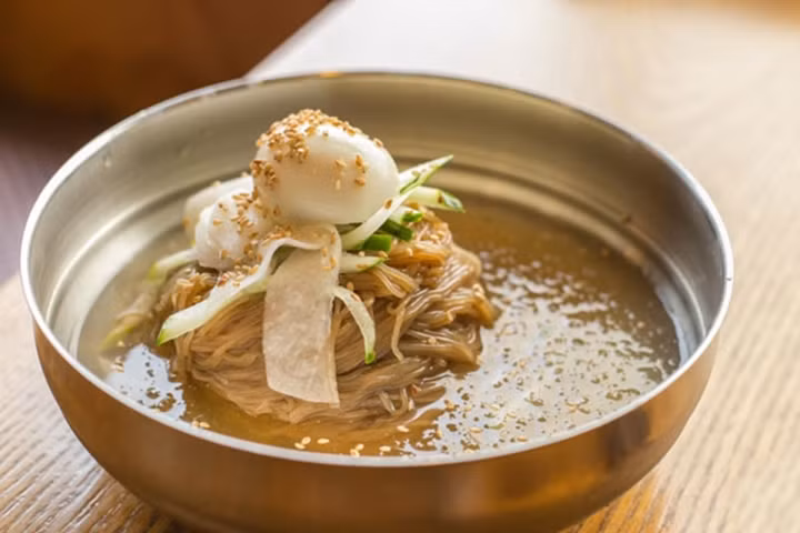 Mì lạnh (Naengmyeon) không chỉ là món ăn giải nhiệt lý tưởng mà còn là một phần không thể thiếu trong văn hóa ẩm thực Hàn Quốc. Với hương vị đặc biệt, cách chế biến đơn giản nhưng lại mang lại sự tươi mới và sảng khoái, mì lạnh xứng đáng là lựa chọn tuyệt vời cho những ngày hè nóng bức. Hãy thử ngay món ăn này để cảm nhận hương vị tuyệt vời và sự khác biệt mà mì lạnh mang lại. Ảnh Internet