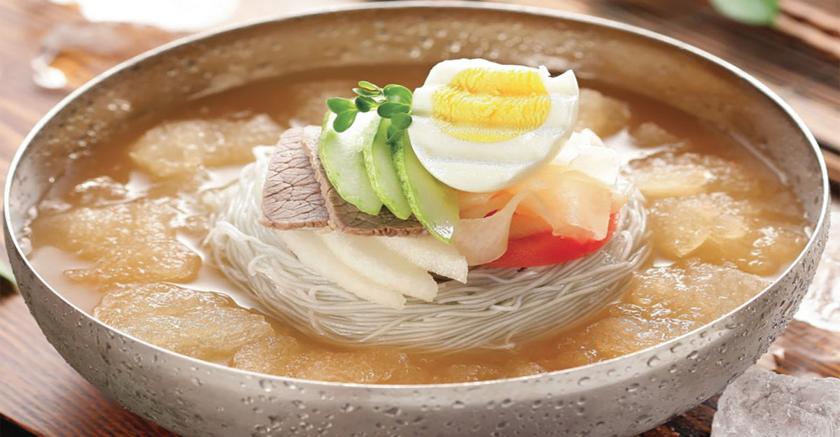 Điểm nhấn của mì lạnh chính là sự kết hợp giữa các nguyên liệu tươi ngon và nước dùng lạnh. Vị chua nhẹ của giấm, vị cay của mù tạt hòa quyện trong nước dùng lạnh, tạo nên một hương vị mới mẻ, hấp dẫn. Ảnh Internet