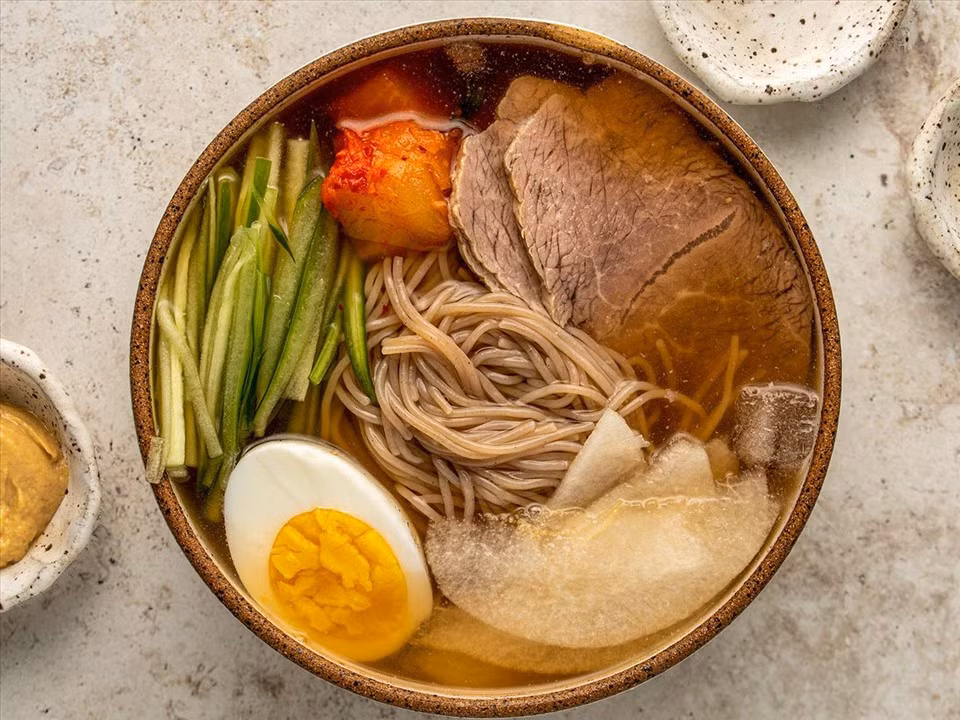 Món ăn này bao gồm sợi mì dai, thường được làm từ bột kiều mạch, kèm theo nước dùng lạnh được chế biến từ thịt bò hoặc gà, tạo ra một sự kết hợp hoàn hảo giữa hương vị đậm đà và thanh mát. Ảnh Internet