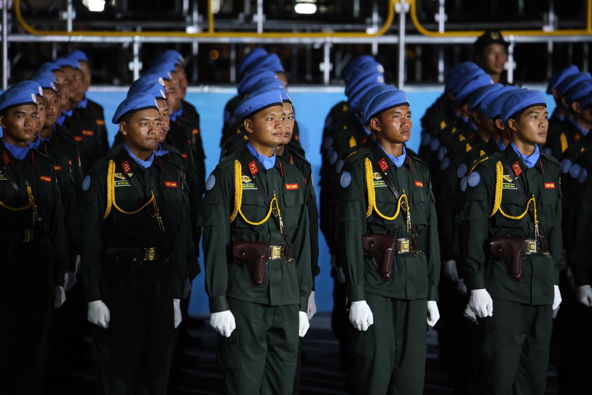 Khối nam sĩ quan Lực lượng Gìn giữ hòa bình Việt Nam nổi bật với những chiếc mũ nồi xanh đặc trưng.
