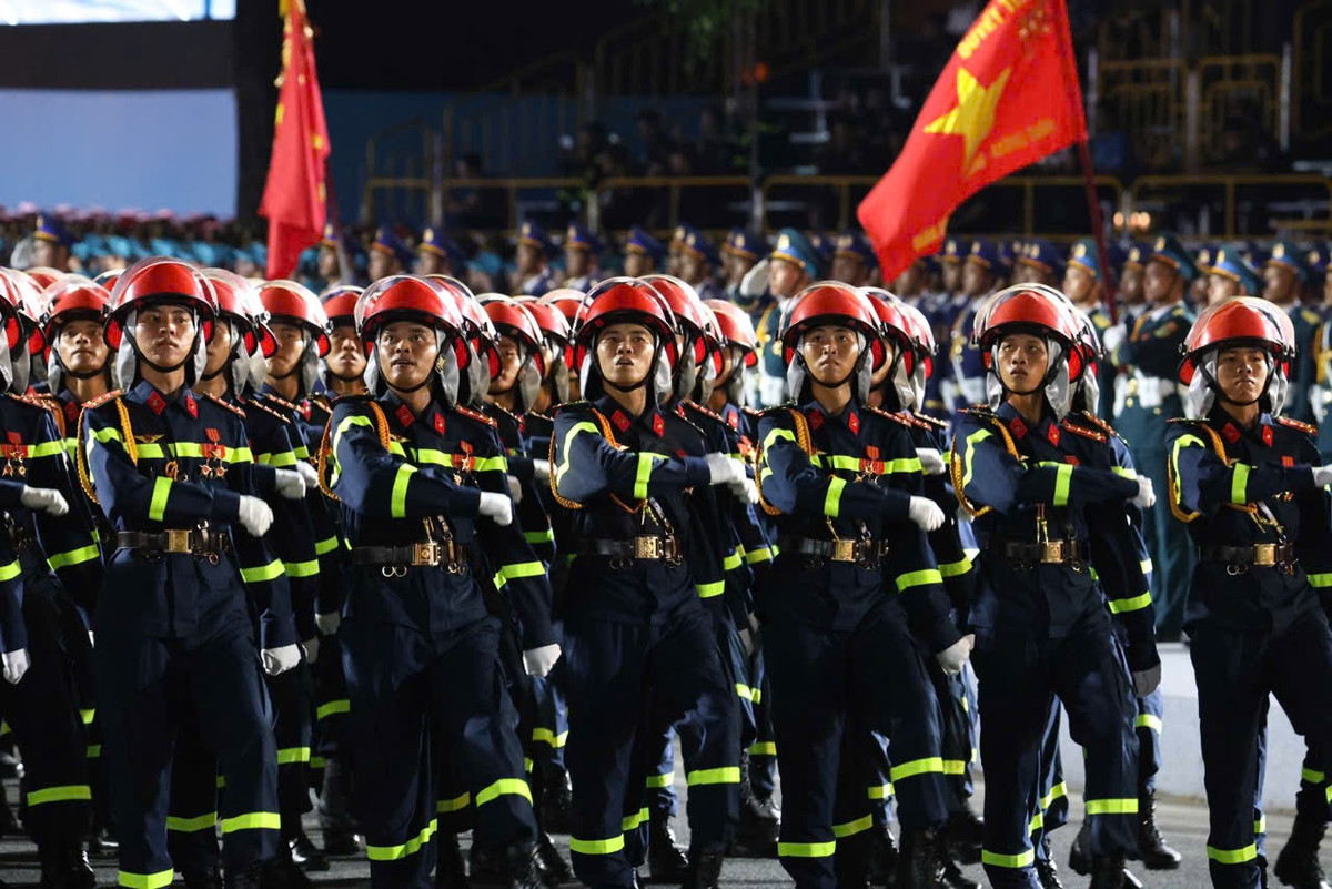 Hình ảnh các cán bộ chiến sĩ khỏe khoắn, rắn rỏi, hùng dũng động tác đều tăm tắp trong buổi hợp luyện diễu binh diễu hành khiến người dân theo dõi hết lời ngợi khen và cổ vũ nhiệt tình.