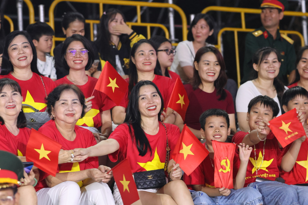 Đông đảo người dân tập trung về trung tâm TP Hồ Chí Minh để xem tổng hợp luyện diễu binh 30/4. Ảnh: Trọng Anh.