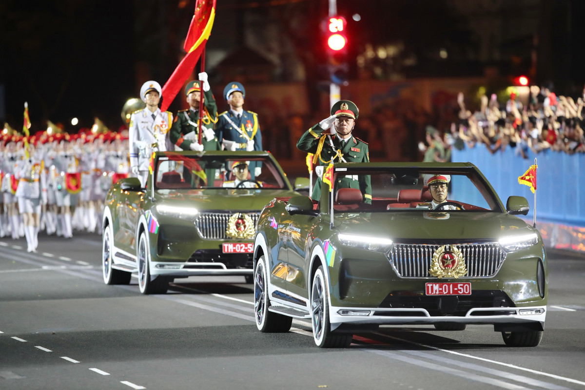 Vào 20 giờ tối 18/4, 38 khối lực lượng quân đội, công an đã tập trung về TPHCM để hợp luyện diễu binh theo kế hoạch của Ban tổ chức Lễ kỷ niệm 50 năm giải phóng miền Nam, thống nhất đất nước. Đoàn di chuyển trên đường Lê Duẩn phía trước Dinh Độc Lập, đi qua khu vực lễ đài ở giao lộ Lê Duẩn - Pasteur.