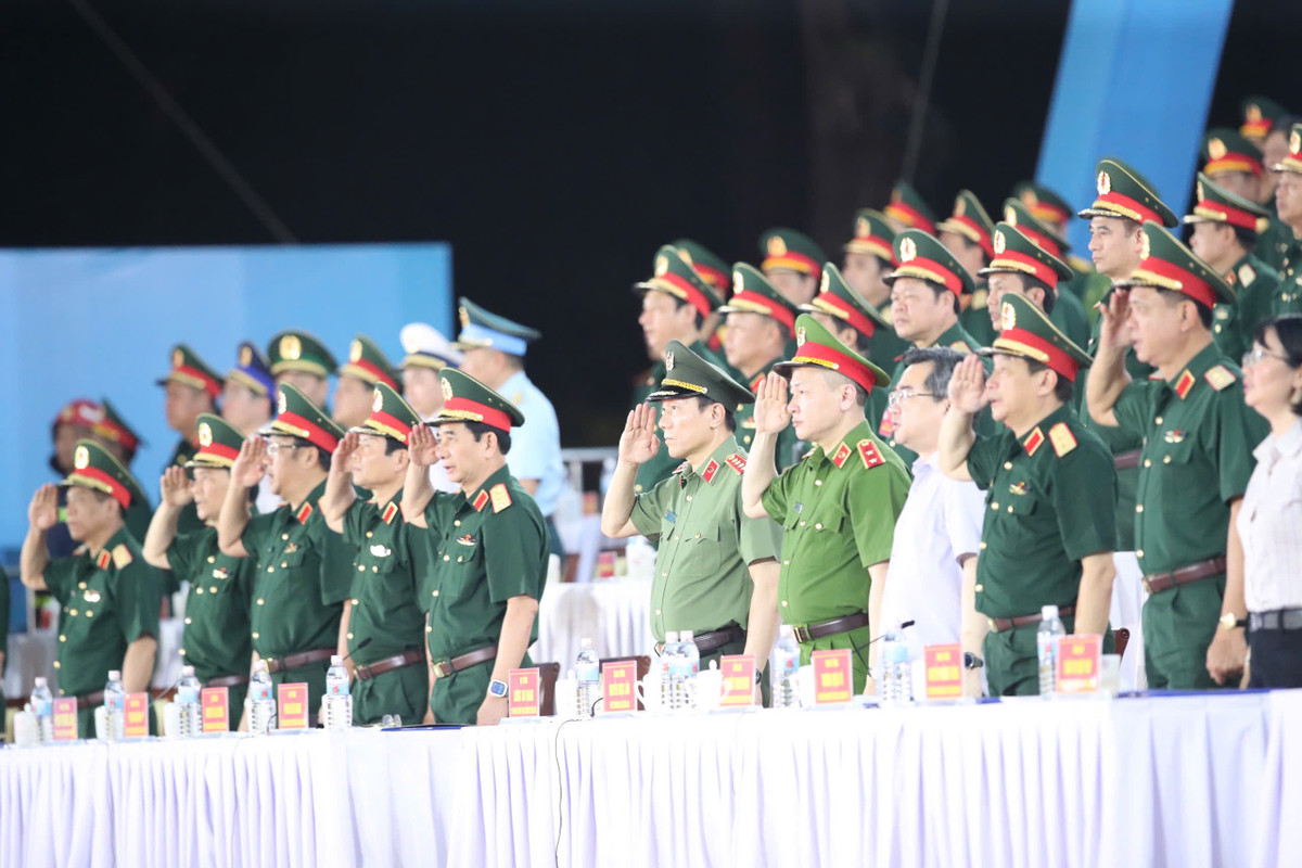 Đến chỉ đạo và dự khán buổi hợp luyện có Đại tướng Phan Văn Giang, Bộ trưởng Bộ Quốc phòng; Đại tướng Lương Tam Quang, Bộ trưởng Bộ Công an; ông Nguyễn Thanh Nghị, Phó Bí thư thường trực Thành uỷ TPHCM; đại diện lãnh đạo các đơn vị thuộc Bộ Quốc phòng, Bộ Công an, các cơ quan Trung ương, TPHCM.