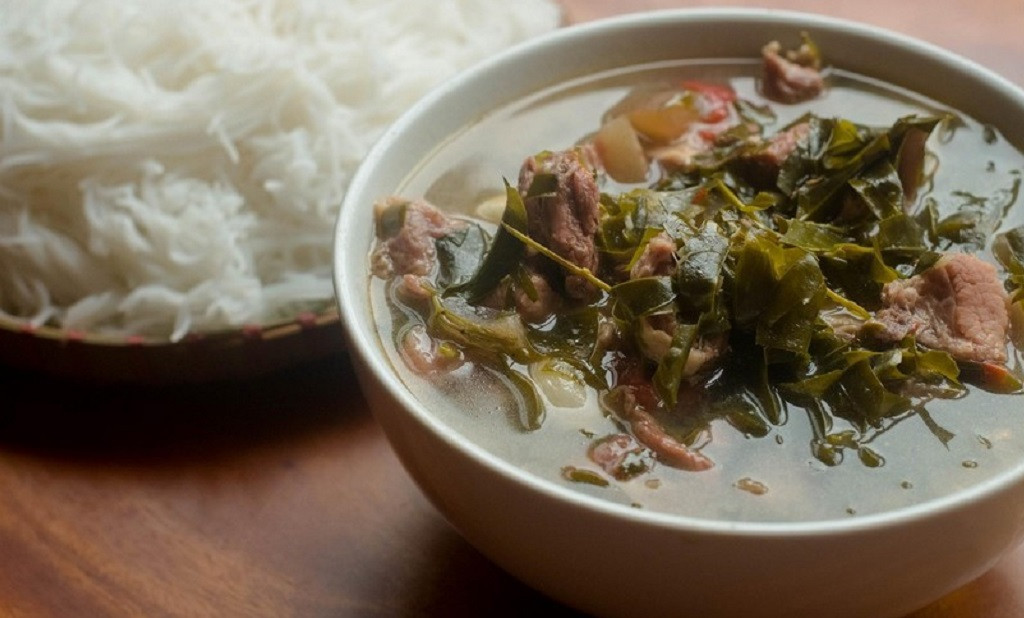 Thịt trâu lá lồm không chỉ đơn thuần là món ngon, mà còn là đại diện cho tinh thần gắn bó với thiên nhiên của người Mường. Từ khâu chọn thịt, tìm lá đến cách nấu đều thể hiện sự hòa hợp giữa con người và núi rừng, sự tôn trọng tự nhiên và lưu giữ hương vị truyền thống. Ảnh Intermet