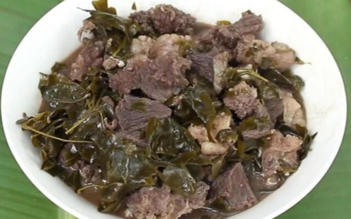 Thịt trâu lá lồm là món ăn truyền thống, gắn bó lâu đời với người Mường ở Hòa Bình. Mỗi khi nhà có giỗ chạp, cưới hỏi hay tiếp khách quý, món ăn này lại được chuẩn bị như một lời chào đậm tình quê. Ảnh Intermet