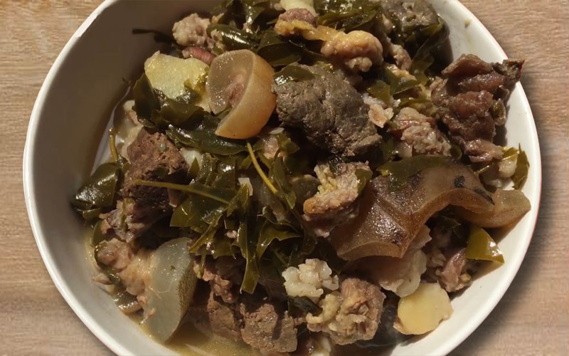 Sự kết hợp giữa vị chua thanh của lá lồm và vị đậm ngọt của thịt trâu tạo nên một hương vị đặc biệt không lẫn vào đâu được.