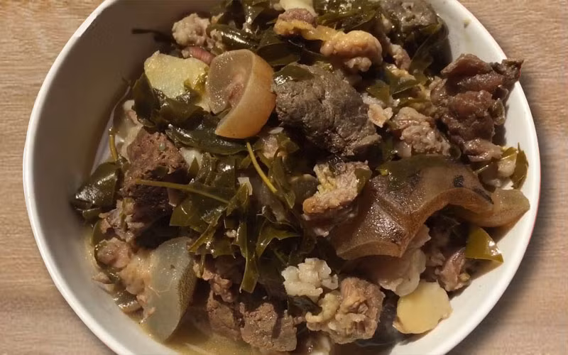 Sự kết hợp giữa vị chua thanh của lá lồm và vị đậm ngọt của thịt trâu tạo nên một hương vị đặc biệt không lẫn vào đâu được.