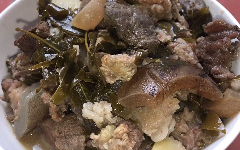 Trong đó, món thịt trâu lá lồm là một đặc sản không thể bỏ qua – món ăn mộc mạc nhưng đậm đà, mang hương vị khó quên của vùng đất Tây Bắc này. Ảnh Internet