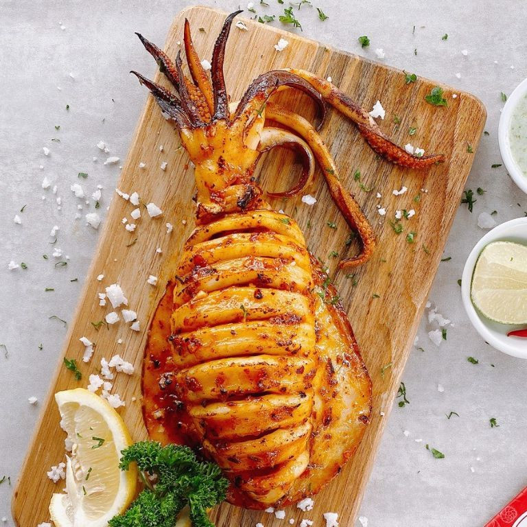 Mực ở Lý Sơn được đánh bắt ngay trong ngày và chế biến liền tại chỗ nên cực kỳ tươi ngon. Mực nhảy khi vừa bắt lên còn căng tròn, được nướng trên than hồng, giữ trọn hương vị ngọt thanh, dai giòn tự nhiên. Ảnh Internet