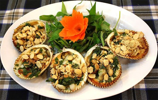 Sò điệp nướng mỡ hành là món ăn dân dã nhưng lại rất hấp dẫn du khách khi đến Lý Sơn. Những con sò điệp tươi ngon được nướng trên lửa than hồng, mỡ hành thơm phức rưới lên, tạo nên một món ăn đơn giản nhưng đầy lôi cuốn. Ảnh Internet