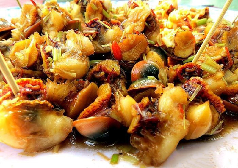 Ốc mặt trăng có vỏ tròn, bóng và thịt giòn sật, thường được hấp sả hoặc xào tỏi ớt. Đây là món ăn dân dã nhưng rất được lòng khách du lịch nhờ hương vị tươi ngon, chế biến đơn giản mà “bắt vị”. Ảnh Internet