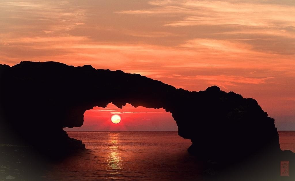 Không chỉ nổi tiếng với bãi biển trong xanh, núi lửa hàng triệu năm và những cánh đồng tỏi trải dài, Lý Sơn còn ghi dấu ấn trong lòng du khách bởi nền ẩm thực phong phú, tươi ngon và đậm chất biển. Nếu dịp lễ 30/4 này đặt chân đến hòn đảo xinh đẹp này, du khách nhất định phải thưởng thức những món đặc sản “trứ danh” dưới đây để cảm nhận trọn vẹn vị ngon của biển trời miền Trung. Ảnh Internet