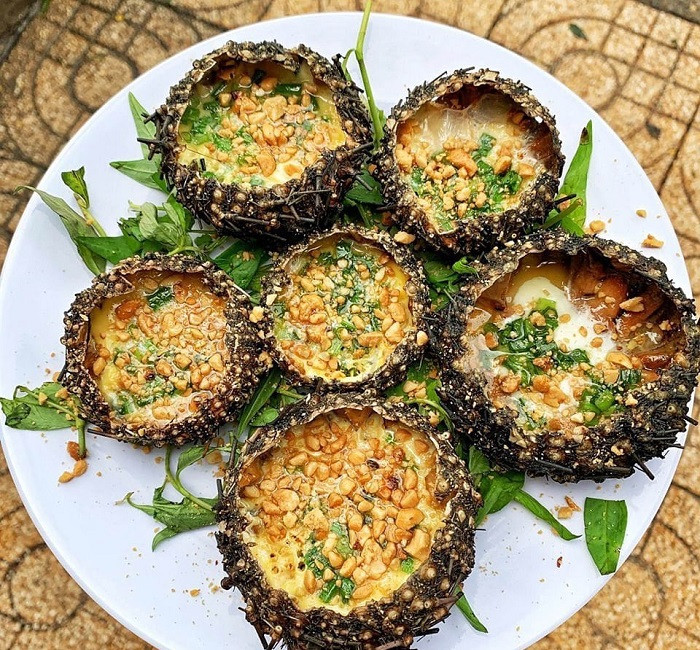 Cháo nhum là món ăn đặc trưng, được chế biến từ nhum (hay còn gọi là trai biển), một loại động vật sống ở biển có vỏ gai, thịt ngọt và giàu dinh dưỡng. Món cháo này thường được nấu với gạo, nhum, gia vị, tạo nên hương vị thơm ngon, bổ dưỡng, đặc biệt rất tốt cho sức khỏe. Ảnh Internet