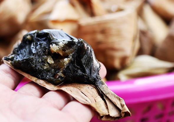 Không chỉ có hải sản, bánh ít lá gai ở Lý Sơn cũng rất được ưa chuộng. Bánh có vỏ làm từ bột nếp trộn lá gai, nhân đậu xanh hoặc dừa, dẻo bùi và thơm nhẹ, thích hợp làm quà mang về sau chuyến đi. Ảnh Internet