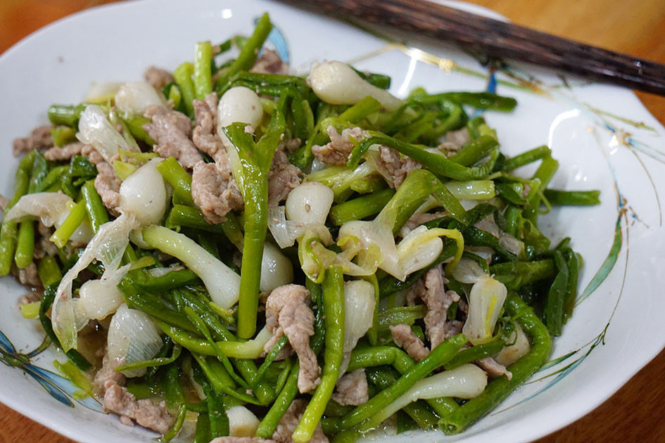 Lý Sơn là “vương quốc tỏi” nên không có gì lạ khi gỏi tỏi trở thành món ăn nổi bật. Những nhánh tỏi non được luộc chín, trộn với rau thơm, đậu phộng, hành phi và nước mắm chua ngọt tạo nên một món ăn lạ miệng, thanh mát mà cực kỳ bổ dưỡng. Ảnh Internet