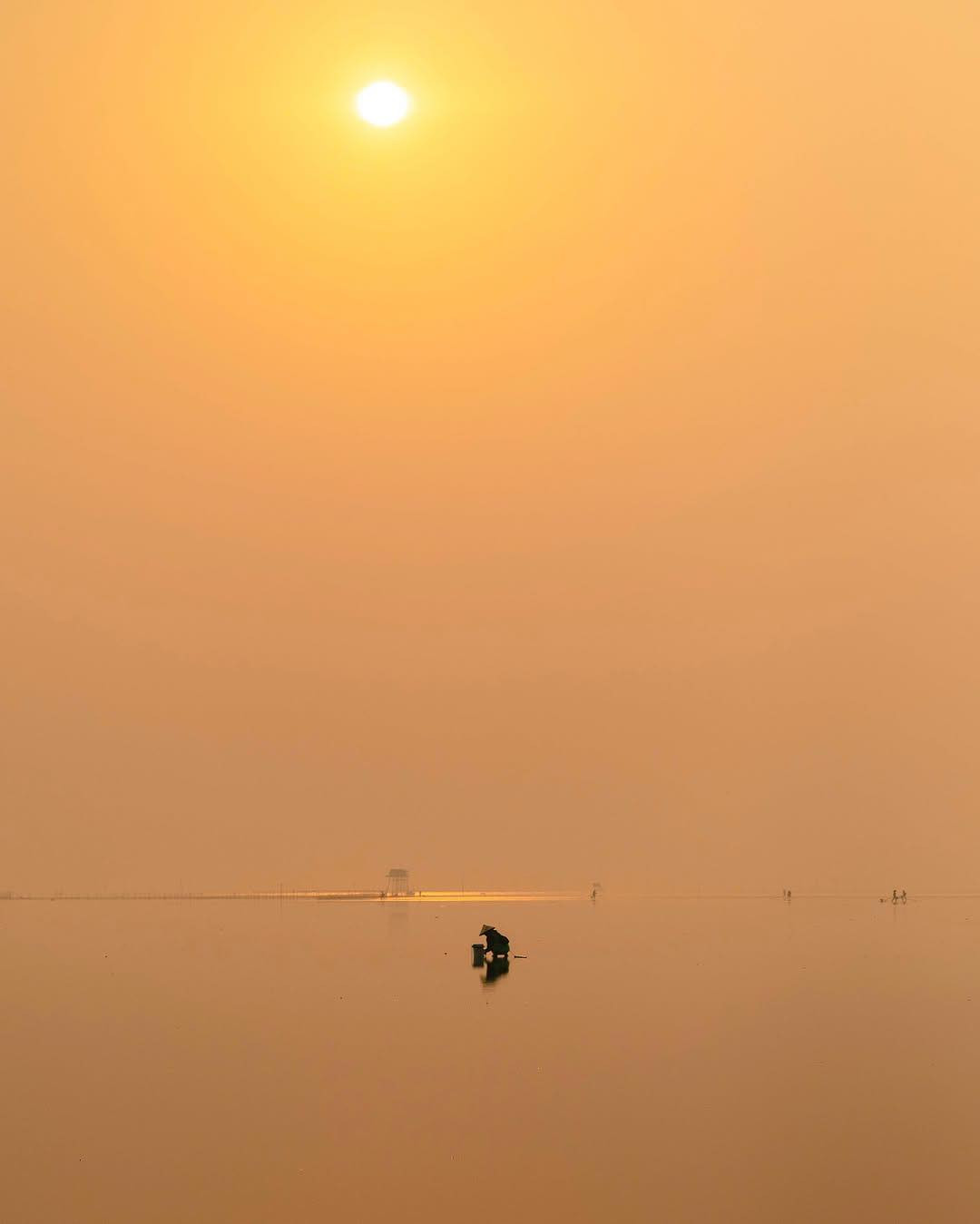 Biển vô cực không phải là địa danh chính thức, mà là cách gọi đầy hình ảnh của du khách dành cho vùng biển cạn, phẳng lặng, có hiệu ứng phản chiếu ánh sáng độc đáo vào những thời điểm nhất định trong ngày.