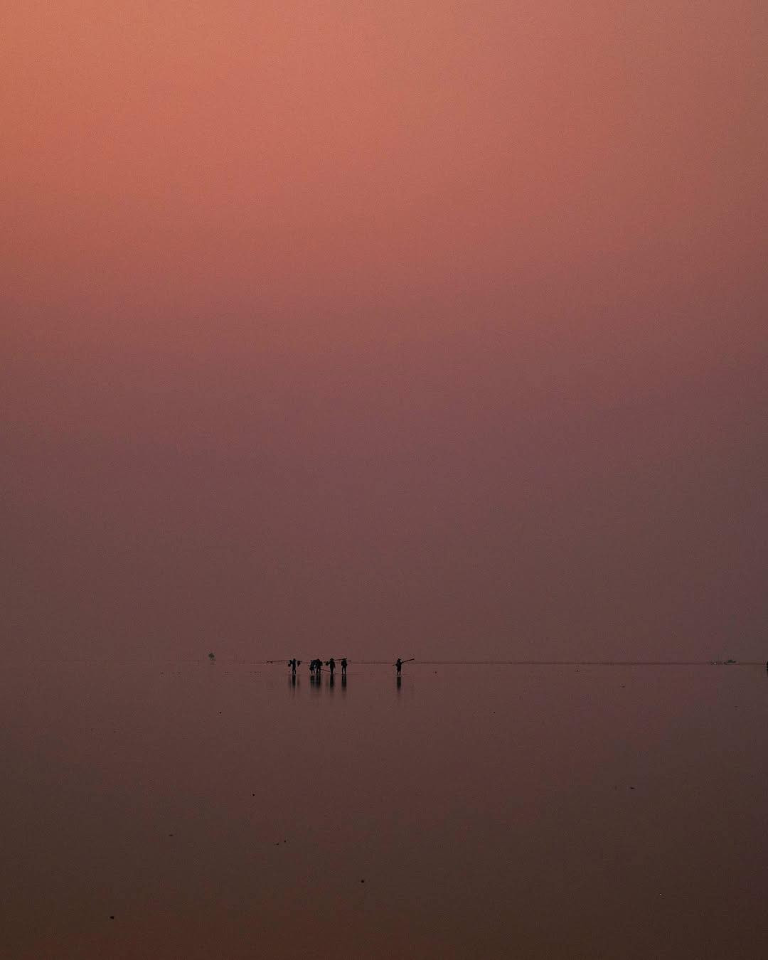 Đặc biệt, vào lúc bình minh – từ 4h30 đến 6h sáng – khi mặt trời vừa nhô lên và thủy triều rút xuống, mặt biển trở thành một tấm gương lớn phản chiếu trọn vẹn bầu trời cam hồng, tạo nên khung cảnh vừa mơ màng vừa siêu thực. Ảnh Blog của Rọt