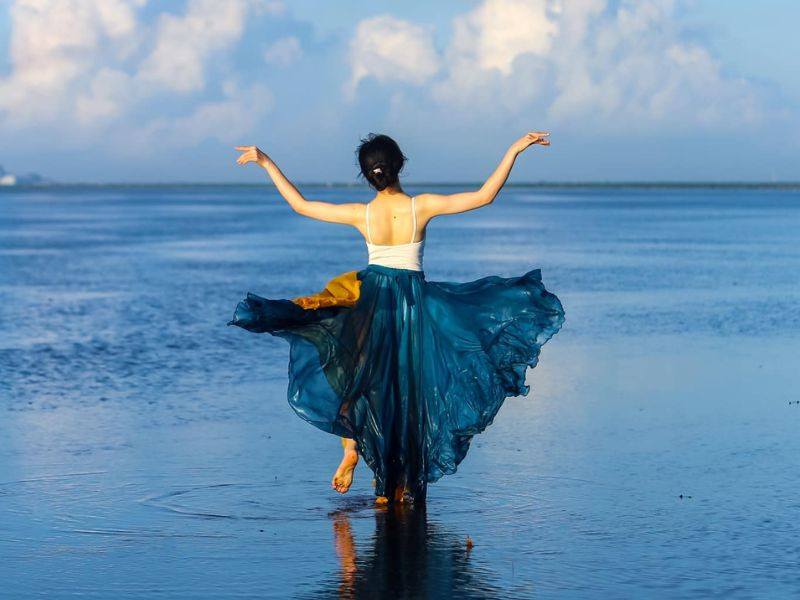 Biển vô cực đẹp nhất khi nước rút, bãi cát lộ ra và mặt nước lặng như gương. Mang theo giày chống trượt, ủng hoặc dép dễ rửa vì đoạn đường bùn khá trơn. Nên mặc đồ sáng màu để nổi bật trên nền biển phản chiếu. Giữ vệ sinh và không xả rác, nhằm bảo vệ vẻ đẹp tự nhiên vốn có của khu vực.