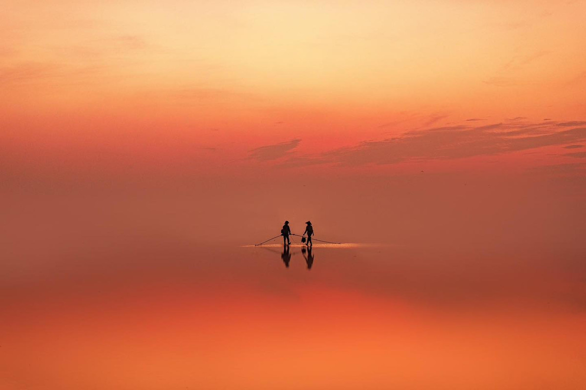 Từ trung tâm TP. Thái Bình, du khách di chuyển khoảng 38km về hướng Đông theo đường tỉnh lộ 39B, đến xã Thụy Xuân – Thụy Hải là sẽ tới biển Quang Lang. Với những ai xuất phát từ Hà Nội, quãng đường hơn 120km là lựa chọn lý tưởng cho một chuyến vi vu cuối tuần.