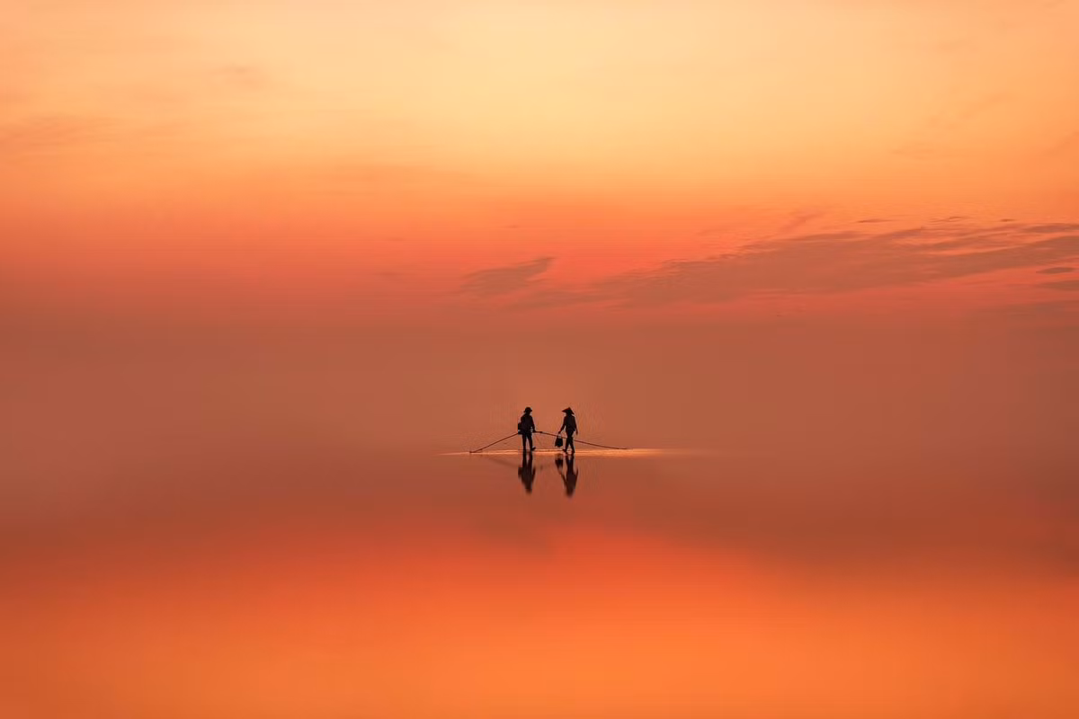 Từ trung tâm TP. Thái Bình, du khách di chuyển khoảng 38km về hướng Đông theo đường tỉnh lộ 39B, đến xã Thụy Xuân – Thụy Hải là sẽ tới biển Quang Lang. Với những ai xuất phát từ Hà Nội, quãng đường hơn 120km là lựa chọn lý tưởng cho một chuyến vi vu cuối tuần.